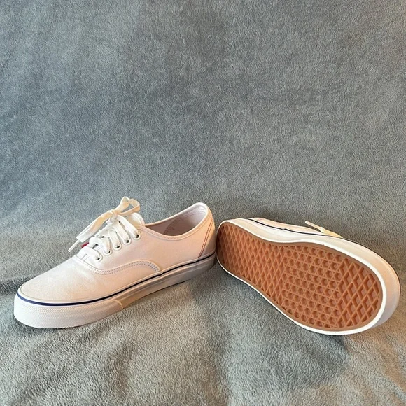 Vans Authentic White Canvas Sneakers. Brand New Men’s 8.0 and Women’s 9.5 - Picture 2 of 4